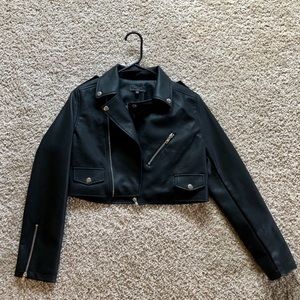 CHIC AND CROPPED FAUX LEATHER JACKET